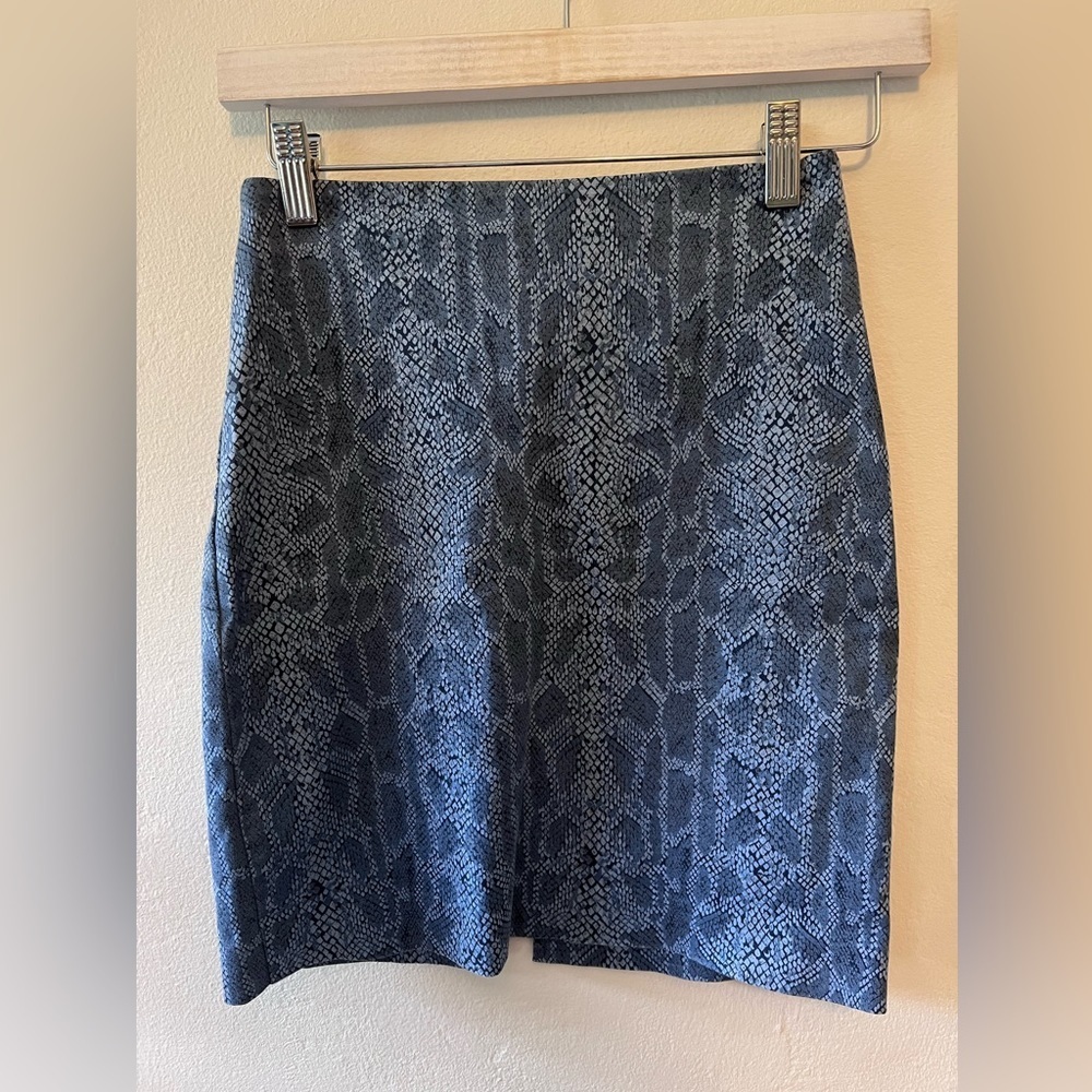 Bebe Blue Snake Skin Vintage Mini Skirt Size 0